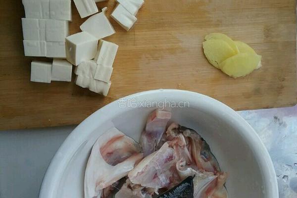 鱼头豆腐汤的做法图解1