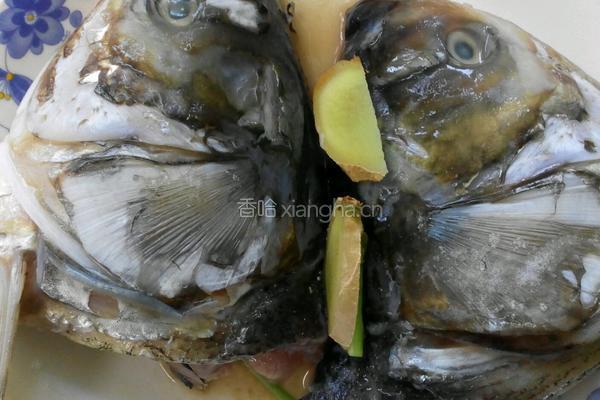 鲜香双色鱼头的做法图解3