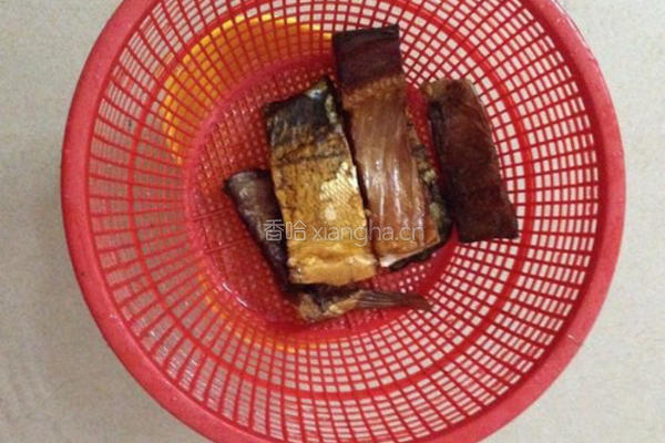 香辣腊鱼块的做法图解2