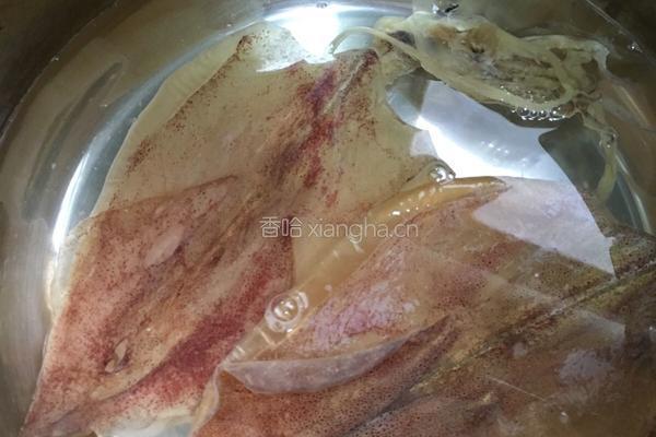 鱿鱼干煲五花肉的做法图解2