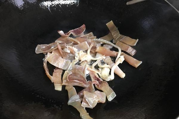鱿鱼干煲五花肉的做法图解8