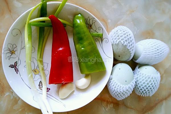 双椒皮蛋的做法图解1