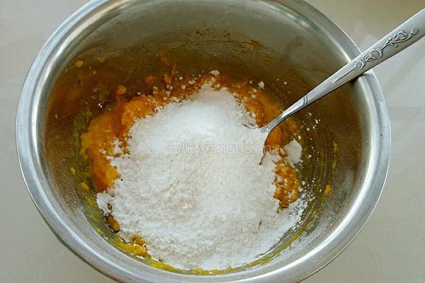 炼乳香甜南瓜饼的做法图解3