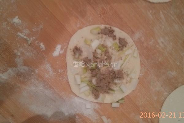 葱油饼的做法图解2
