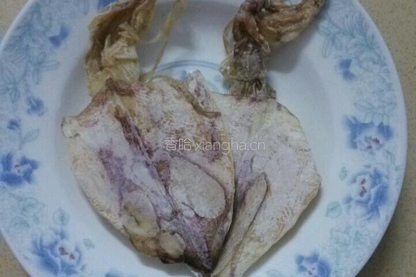 芹菜炒鱿鱼的做法图解1
