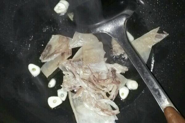 芹菜炒鱿鱼的做法图解10