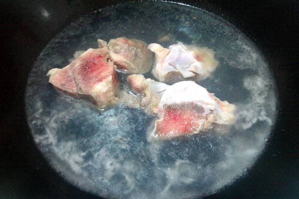 白萝卜牛骨汤的做法图解2