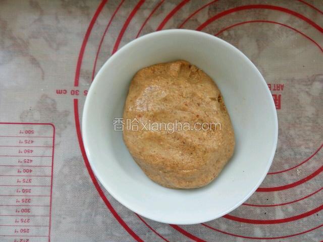 花生米放入烤箱160烤2分钟出香味拿出来，放入料理机中打碎，加入白糖和少许油拌匀揉成团备用