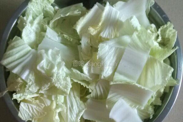 白菜焖腐竹的做法图解1
