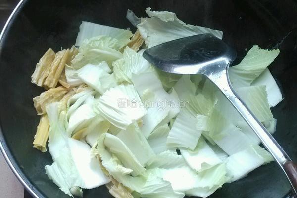 白菜焖腐竹的做法图解7