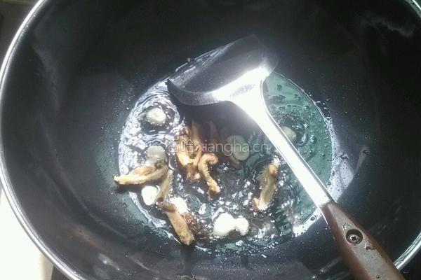 黄花菜炝蘑菇肉丝的做法图解8