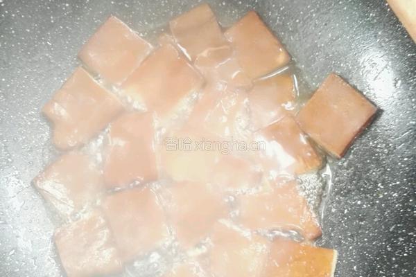 香干芹菜红椒炒回锅肉的做法图解2