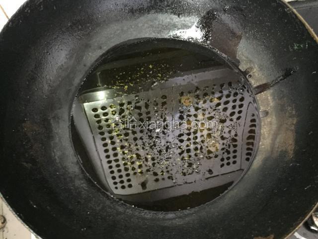 锅内添油，量多一些，能没过鱼。