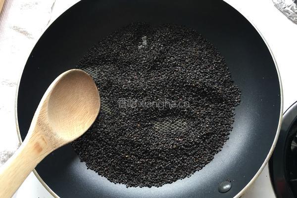 小猪芝麻汤圆的做法图解1