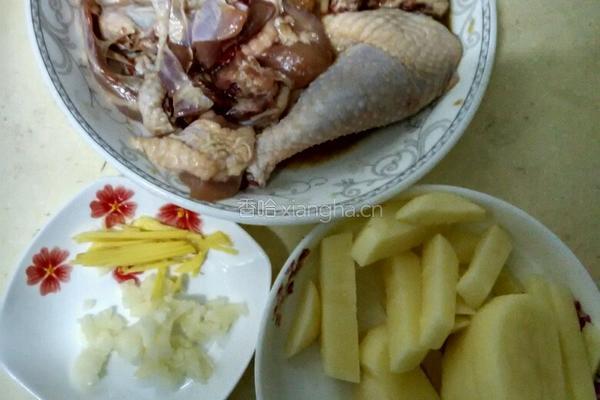 土豆鸡肉的做法图解1