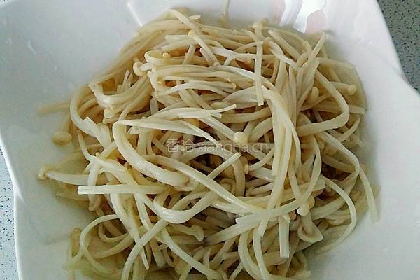 凉拌金针菇的做法图解2