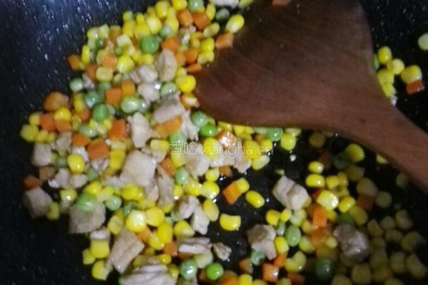 玉米红罗卜青豆肉丁的做法图解4