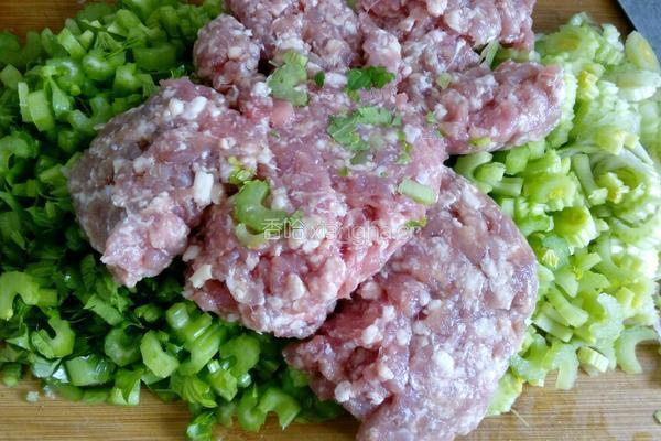 芹菜羊肉饺子的做法图解2