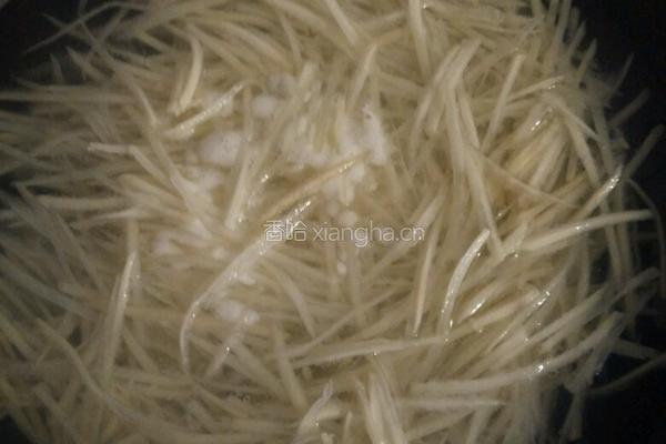 凉拌菠菜土豆丝的做法图解2
