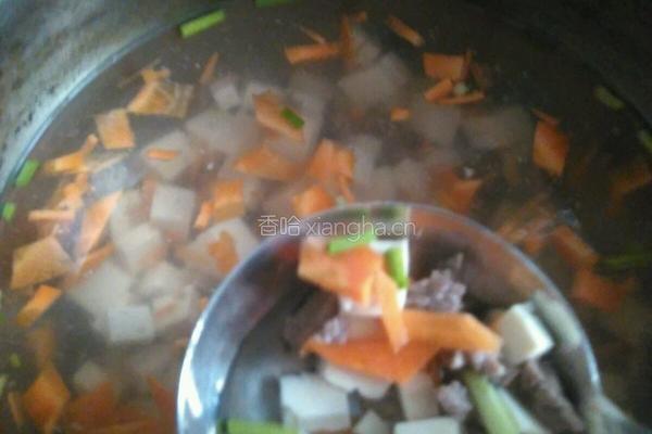牛肉丁汤面的做法图解1