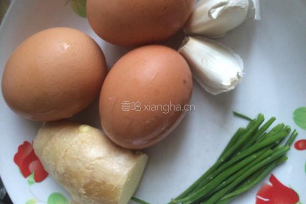 平菇炒蛋的做法图解1