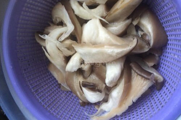 平菇炒蛋的做法图解2