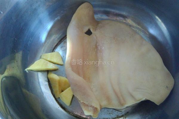 凉拌猪耳朵的做法图解2