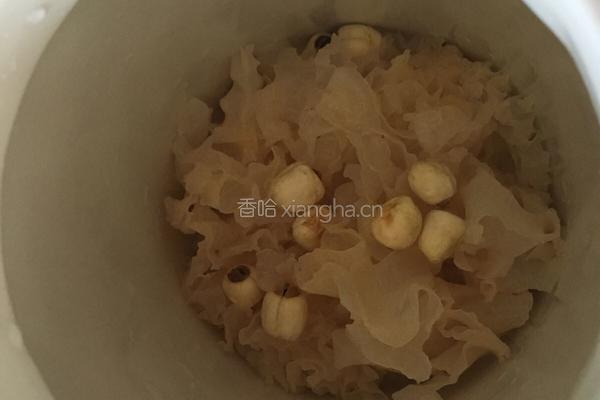 红枣银耳莲子羹的做法图解3