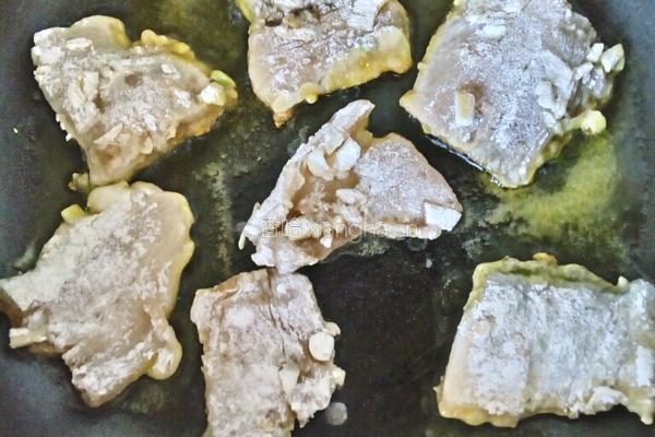 煎胖头鱼片的做法图解3