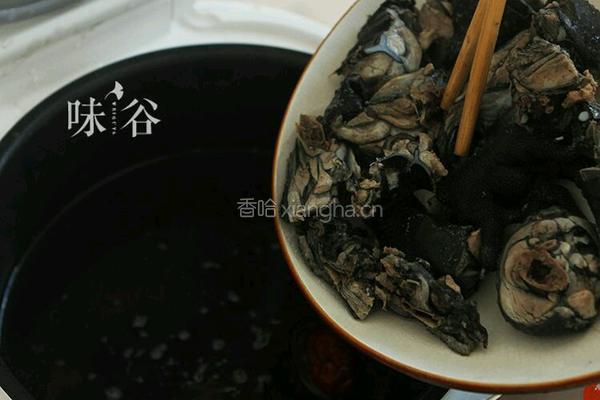 黑豆首乌煲乌鸡汤的做法图解3