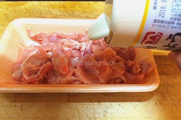 葱段炒鸡脖肉的做法图解1