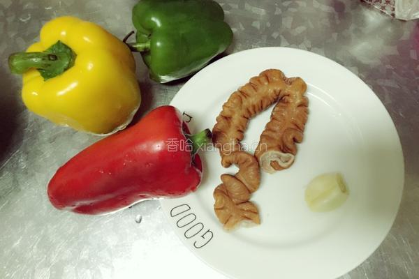 缤纷彩椒肥肠的做法图解1