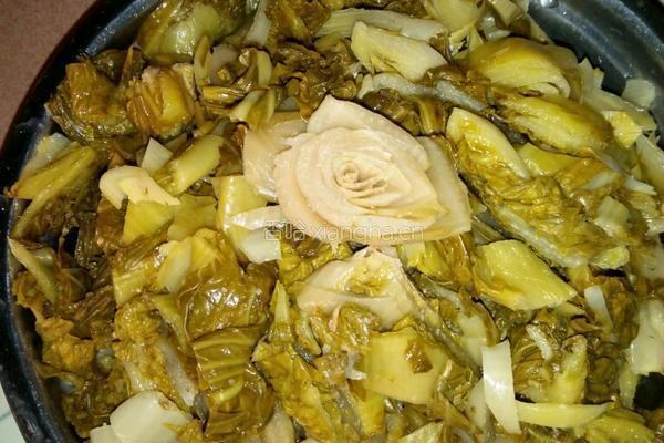 酸菜腊肉的做法图解2