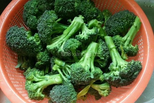 鸡腿菇炒西蓝花的做法图解1