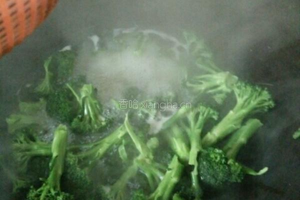 鸡腿菇炒西蓝花的做法图解2
