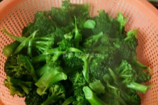 鸡腿菇炒西蓝花的做法图解3