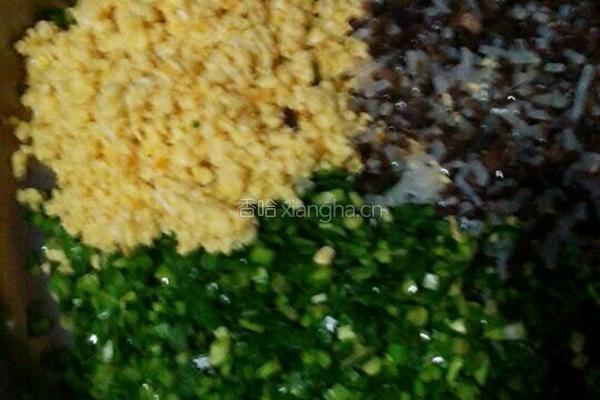 韭菜木耳鸡蛋粉条馅饺子的做法图解1