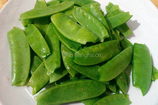 荷兰豆炒瘦肉的做法图解1