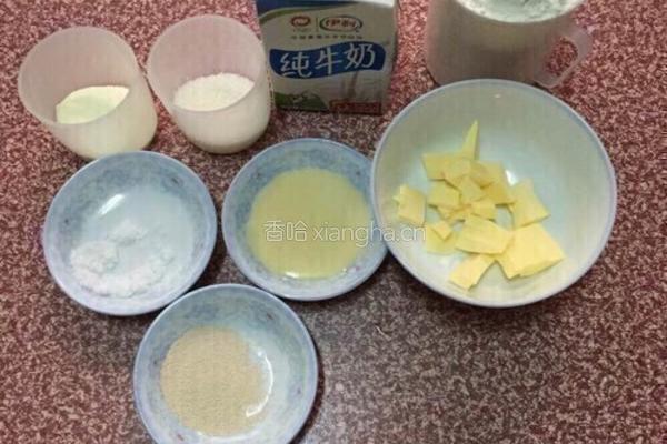 炼乳小面包的做法图解1
