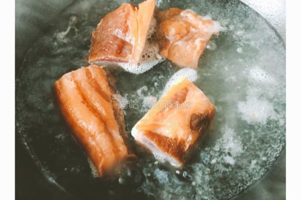 农家腊肉炒蒜苔的做法图解1