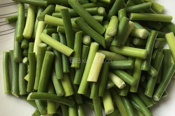 农家腊肉炒蒜苔的做法图解2
