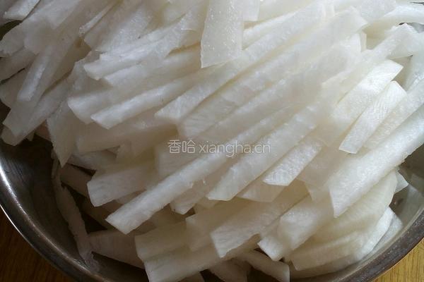 鲫鱼萝卜汤的做法图解1