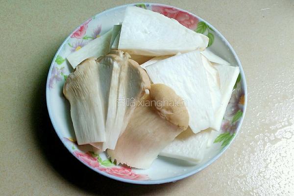肉片炒鸡腿菇的做法图解2