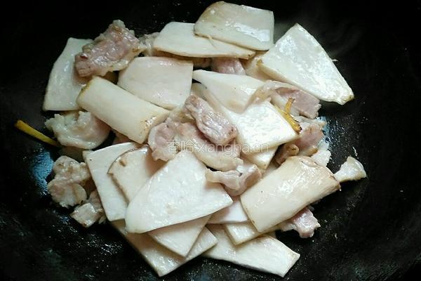 肉片炒鸡腿菇的做法图解5