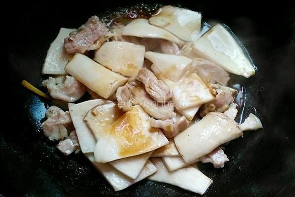 肉片炒鸡腿菇的做法图解6