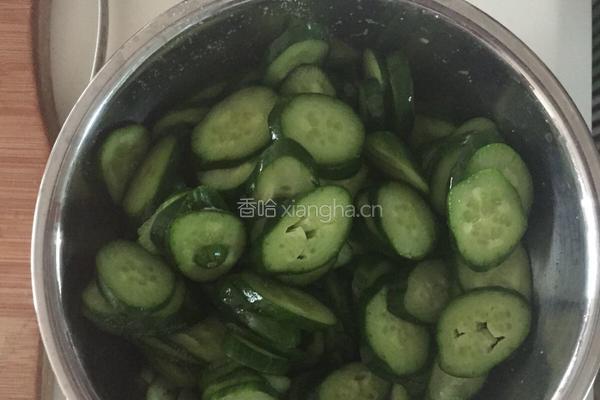 酸酸甜甜辣黄瓜 的做法图解1