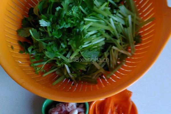 芹菜炒肉丝的做法图解2