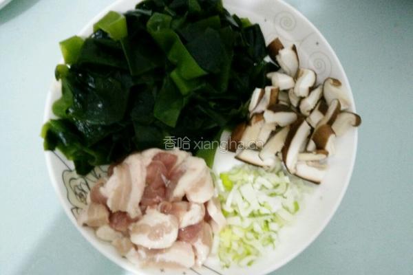 海带香菇炒五花肉的做法图解1
