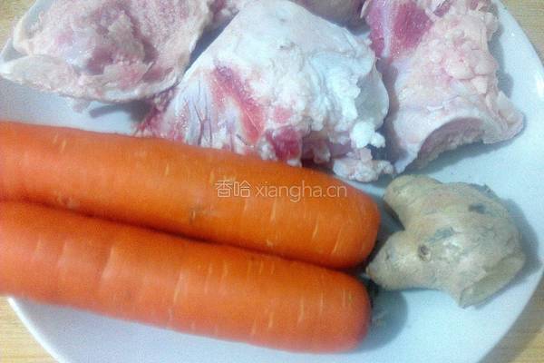 胡萝卜牛筒骨汤的做法图解1