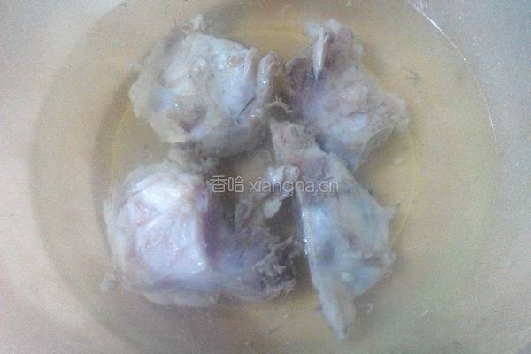 胡萝卜牛筒骨汤的做法图解3